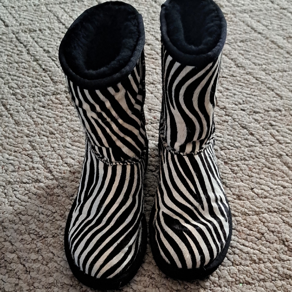 UGG Black and White Animal Print Boots. Brand New Never Wore - Picture 4 of 4